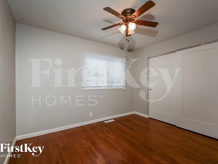 2415 Cambridge Dr — Photo 11