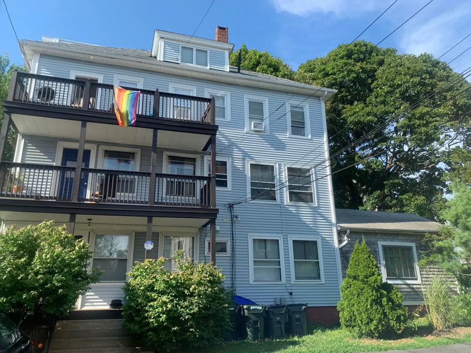 3 bed, 1000 sqft, $2,400 — Photo 1