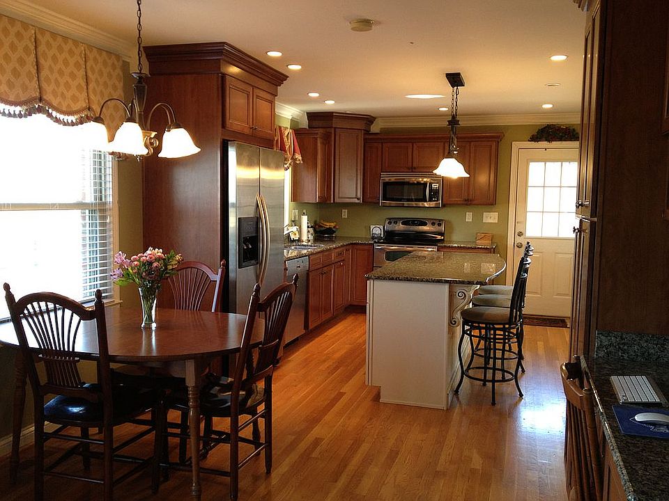 Kitchen & Eat-In Area (overlooking UK Arboretum)