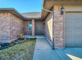 616 SW 43rd St, Moore, OK 73160