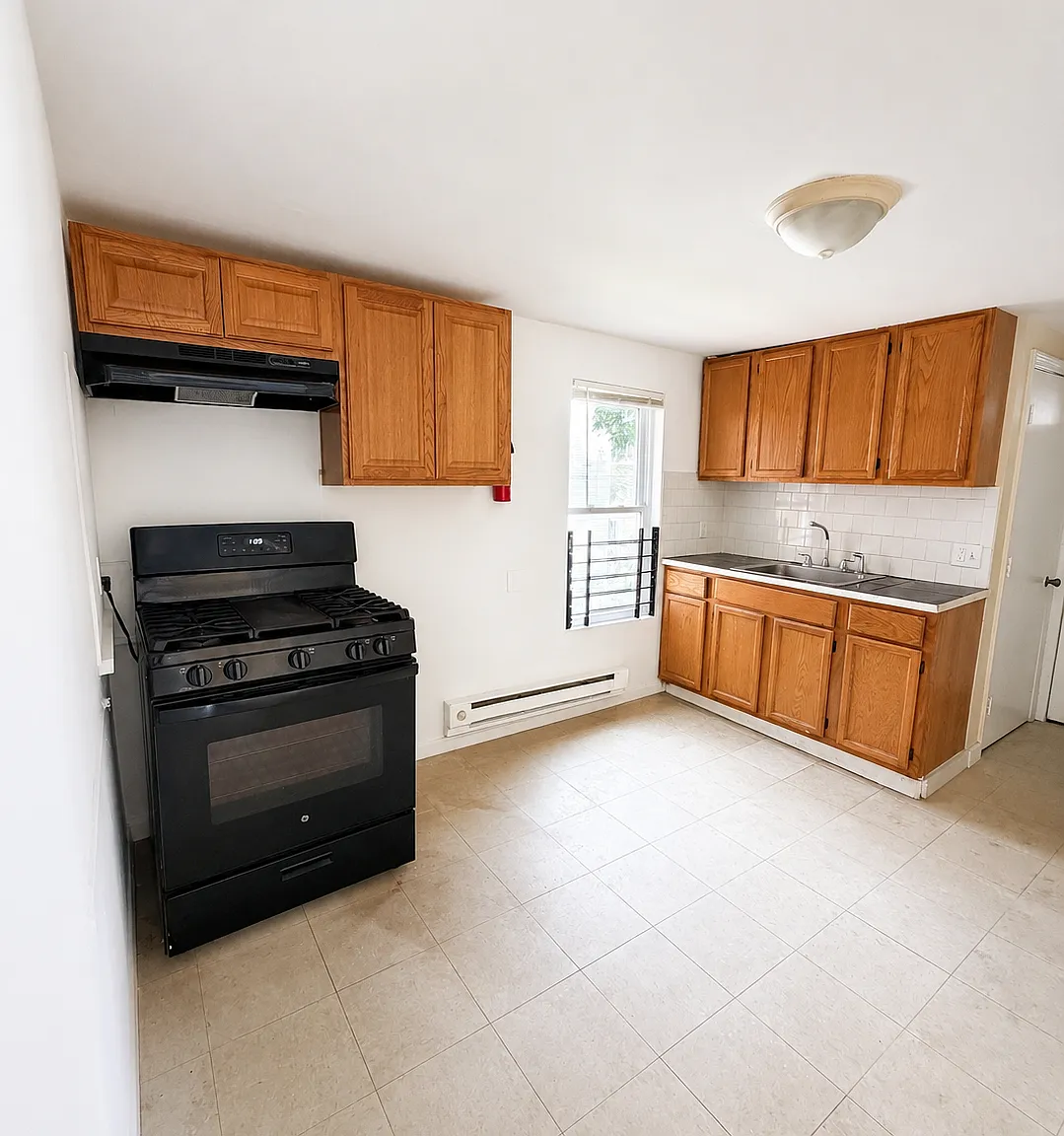 2 bed, 600 sqft, $1,900 — Photo 3