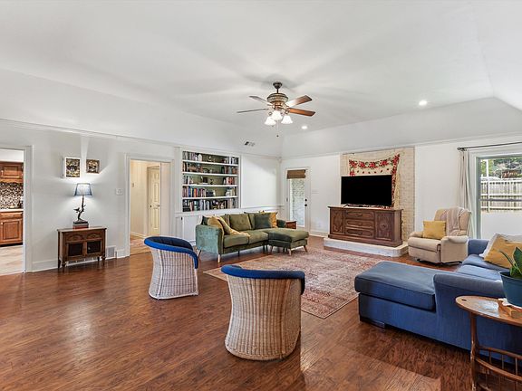 4th image of 2764 Surrey Park Dr