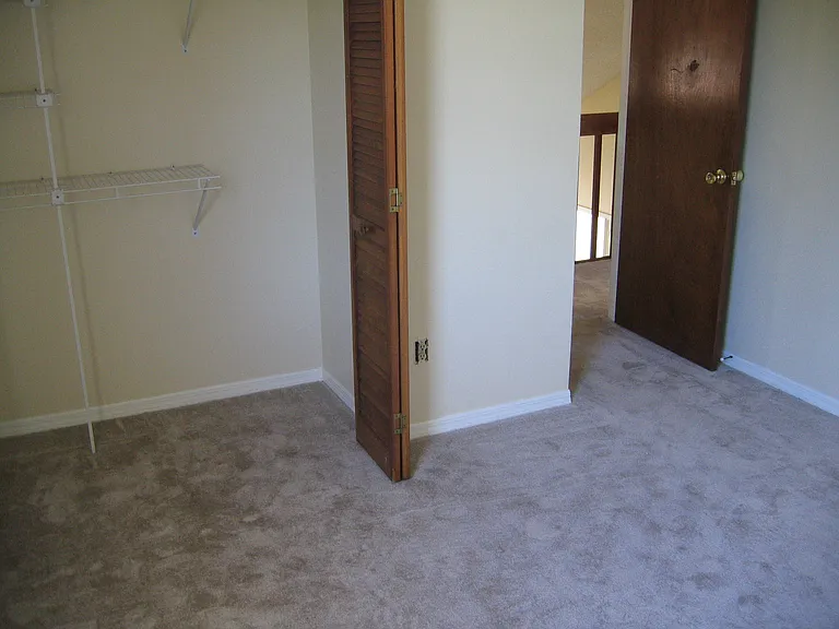 1042 Manigan Ave — Photo 6
