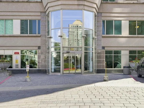 11 Lee Centre Dr #Penthouse 109, Toronto, ON M1H 3J5