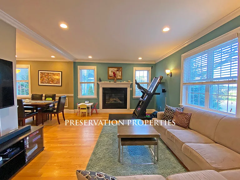 375 Lowell Ave — Photo 1