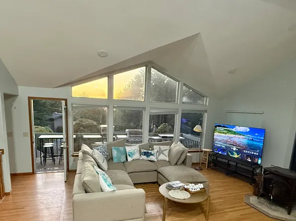 17455 Deer Park Dr, Brookings, OR 97415