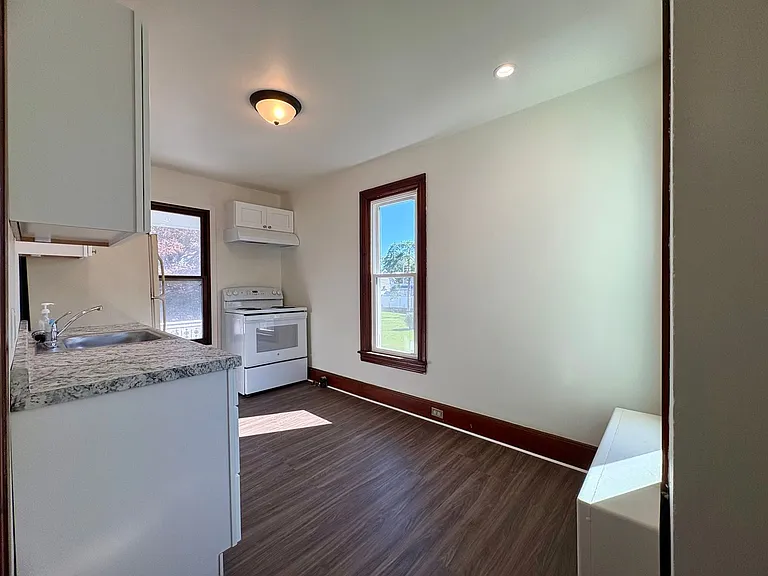133-135 E Park St — Photo 11