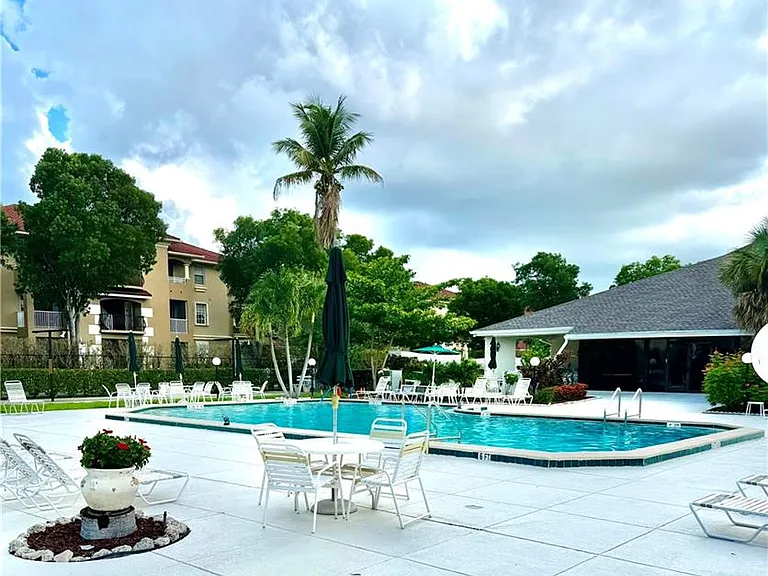 1517 SW 51st Ln #201 — Photo 16