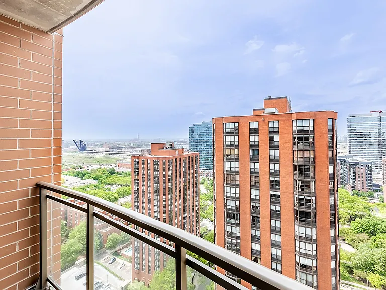 Astoria Tower — Photo 37