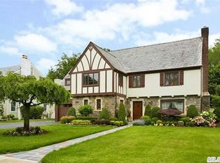 25 Willetts Ct, Rockville Centre, NY 11570