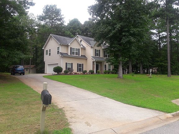 House has a driveway