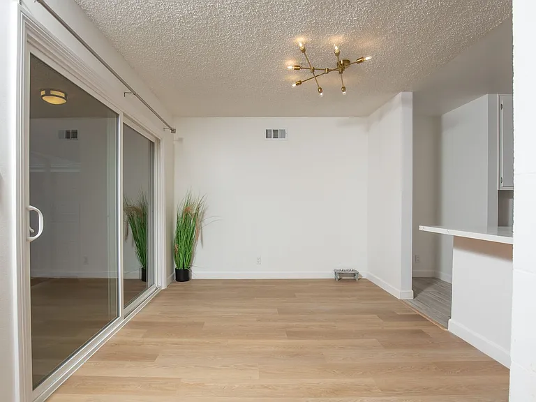 445 E Magnolia Blvd — Photo 18