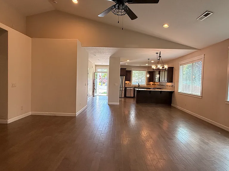 2626 NE Hawthorne Cir — Photo 6