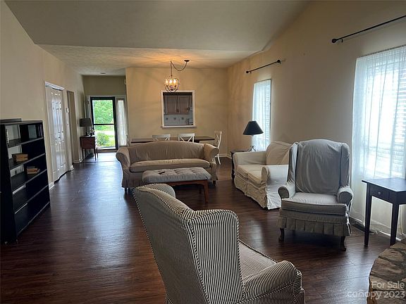 3rd image of 4 Country Meadows Ln