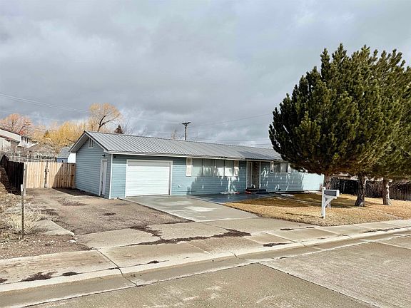 3rd image of 905 Elk St
