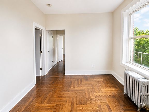 5th image of 691 Elizabeth Ave #61B