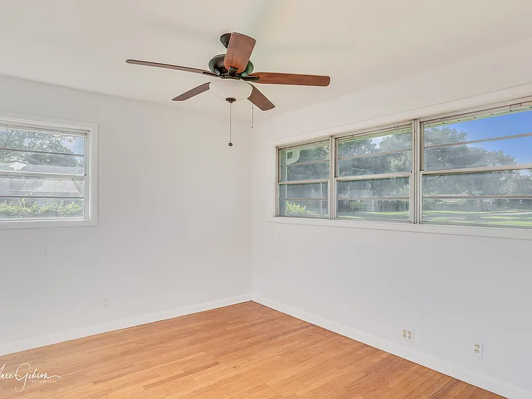 858 Robards St — Photo 19