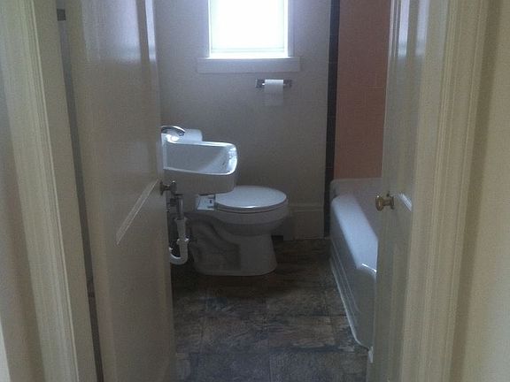 5th image of 2464A Market St