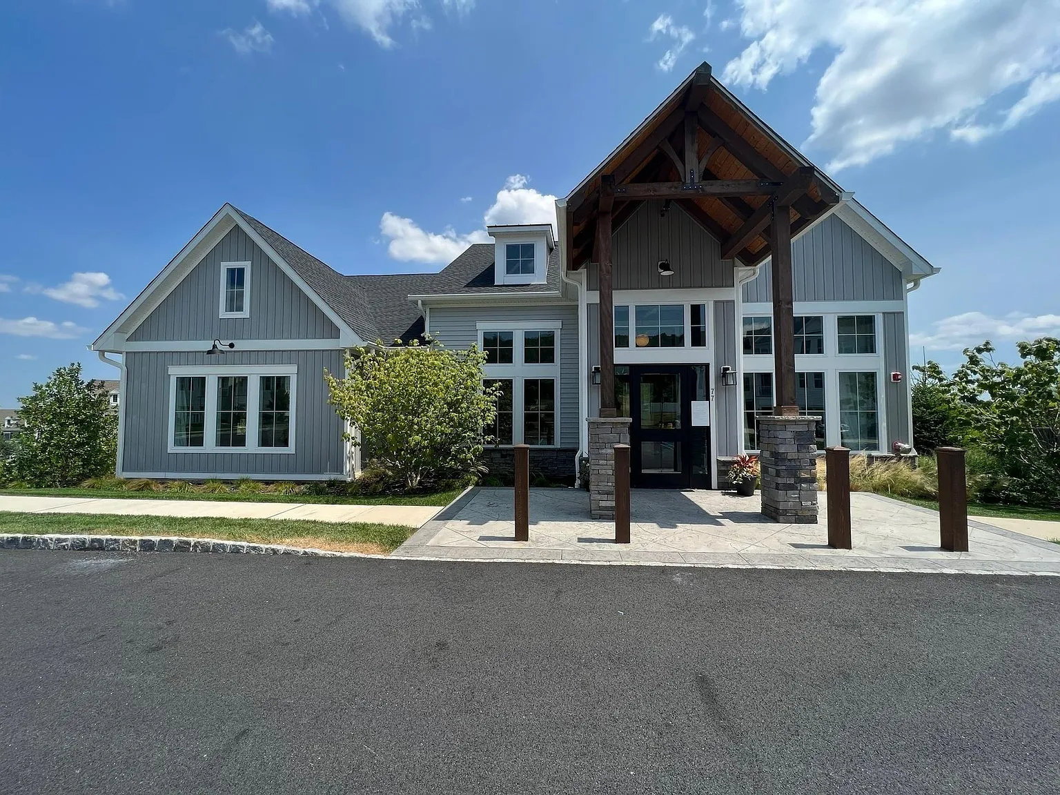 4 bed, 2.5 bath, 2039 sqft, $5,500 — Photo 3
