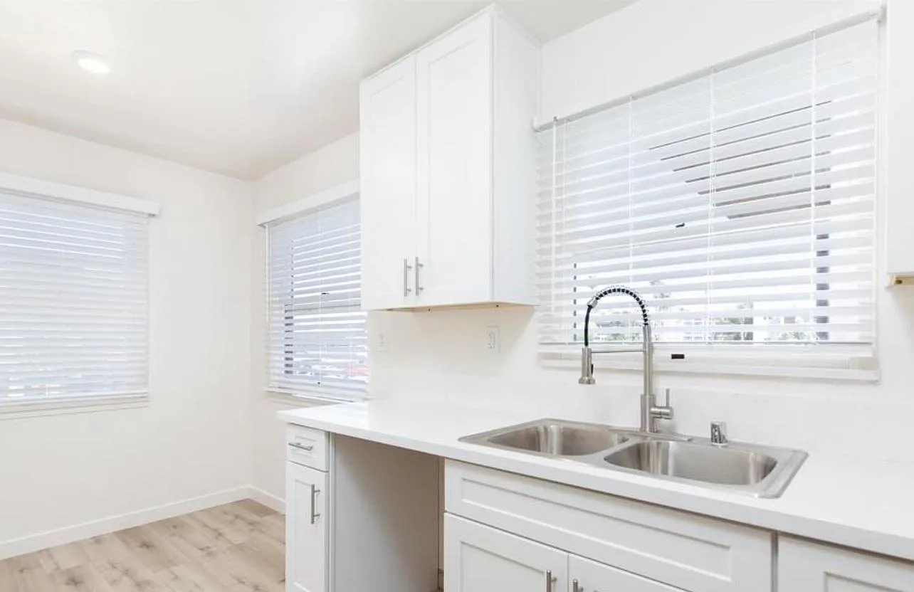 2913 Jarvis St — Photo 1