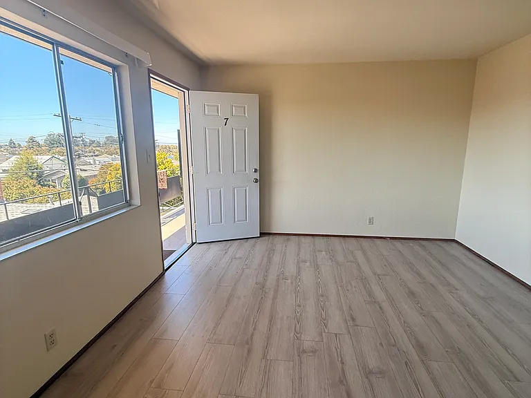 905 Evelyn Ave #7 — Photo 2