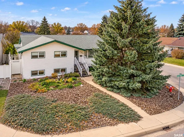 1402 Hastings Street, Moose Jaw, SK S6H 6W3
