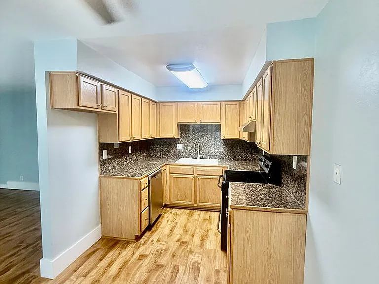 Howard & Lexington Apts — Photo 7