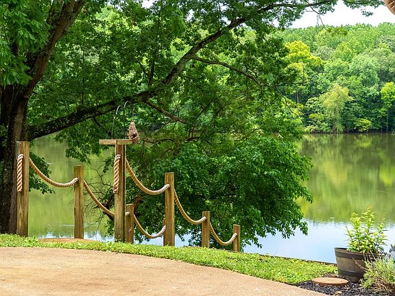 3rd image of 554 Hickman Shores Rd