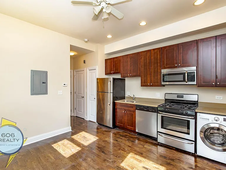 Lincoln Park Renovated Apartments! — Photo 4