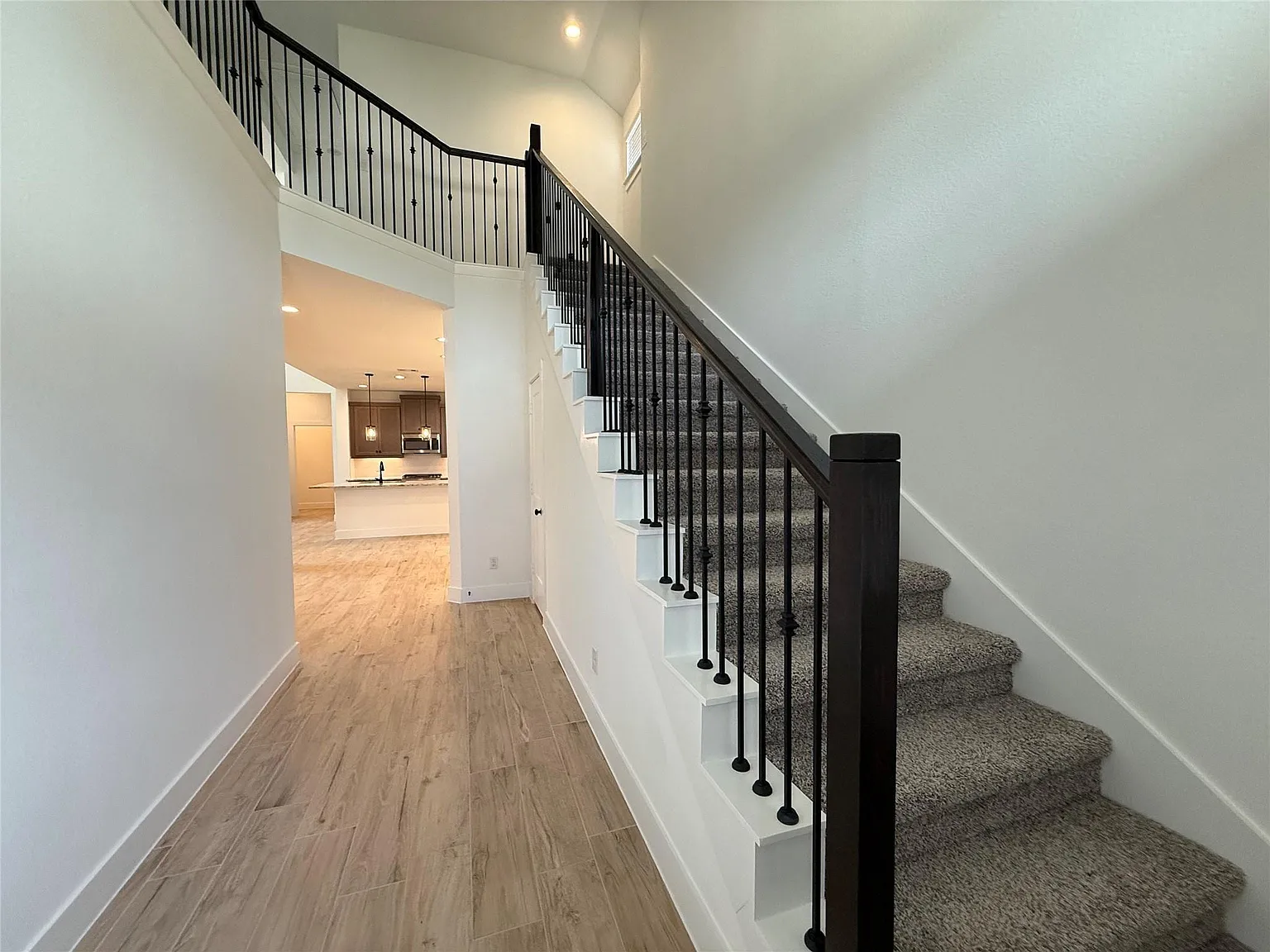 4 bed, 3.5 bath, 2454 sqft, $2,900 — Photo 3