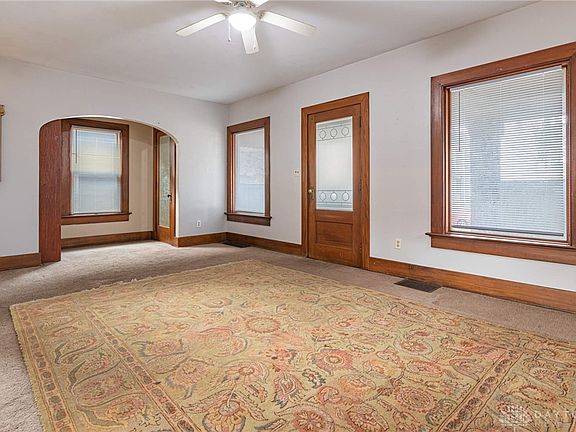 4th image of 422 Irving Ave