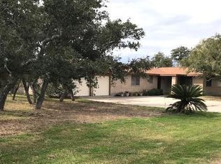 467 Live Oak Ln, Rockport, TX 78382