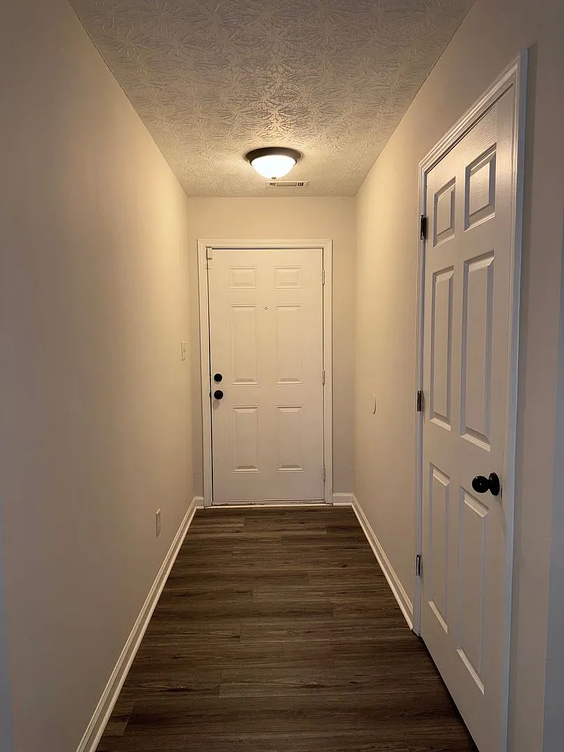 Spacious 3 Bed/2 Bath Ranch in on Quiet Well Kept Street!! — Photo 2
