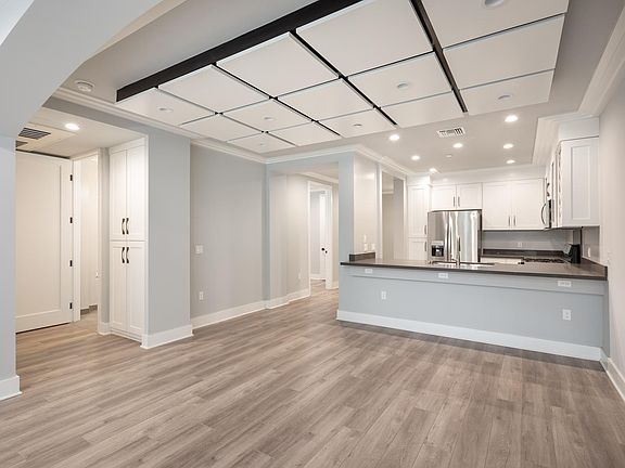 5th image of 1350 Roxbury Dr #214