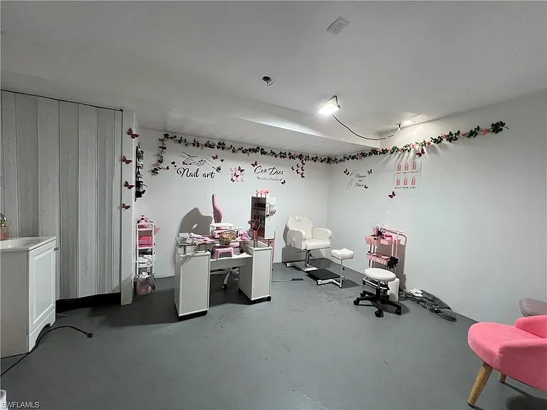 3767 Golden Gate Blvd E — Photo 18
