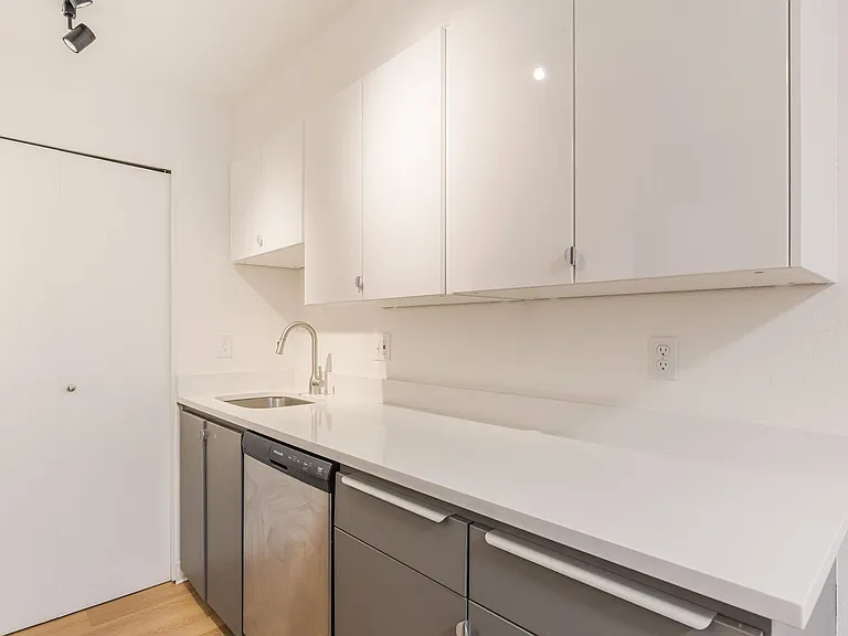 Kearney Court Apartments — Photo 10