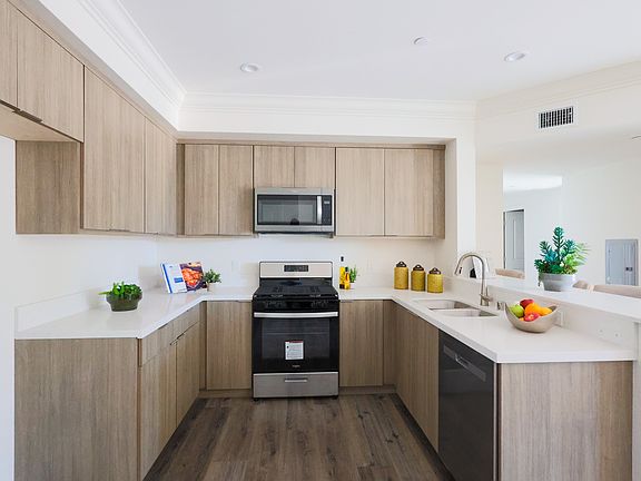 4th image of 10132 Commerce Ave #306