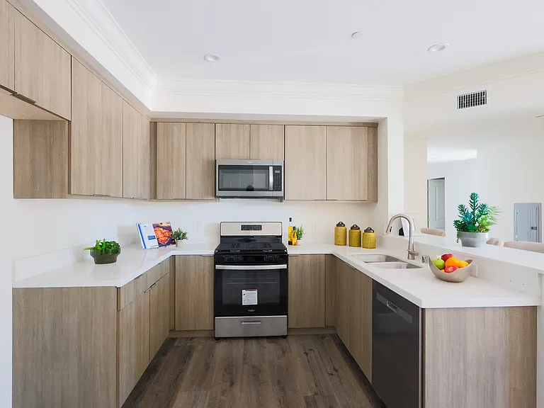 10132 Commerce Ave #410 — Photo 4