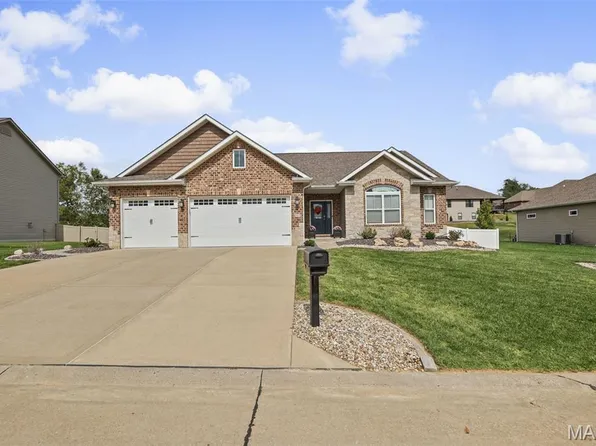 105 Stonebridge Crossing Dr, Maryville, IL 62062