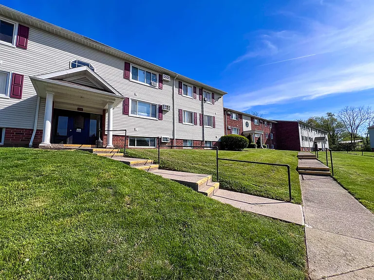 Stoney Creek Apartments — Photo 12