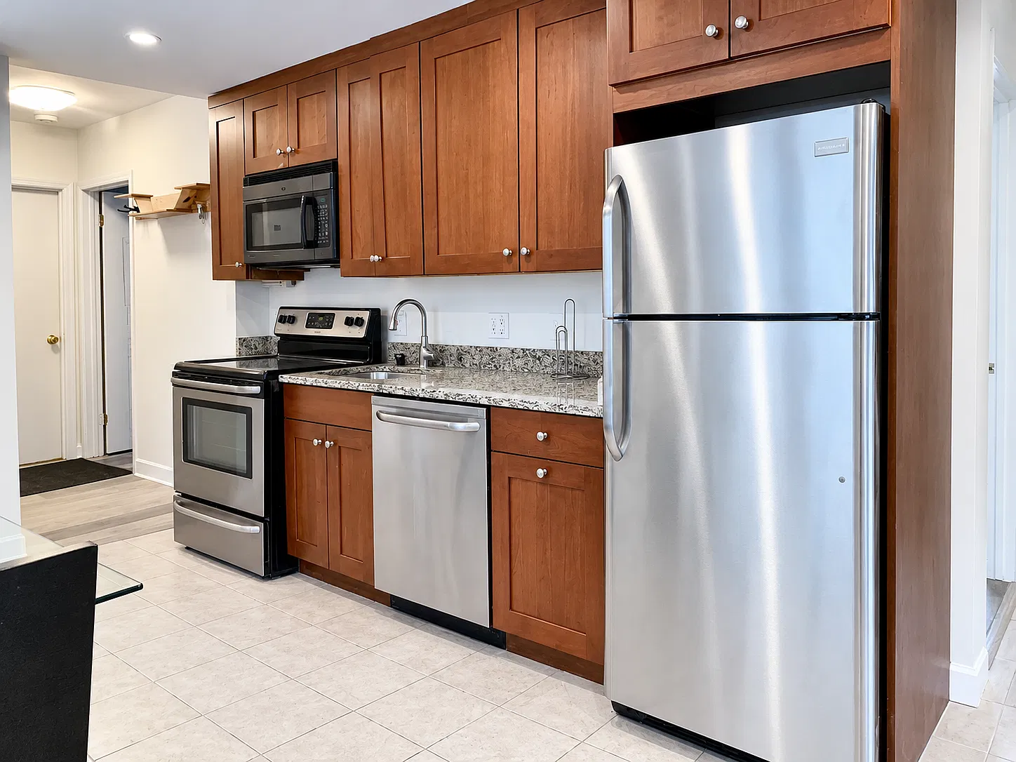 3 bed, 850 sqft, $2,900 — Photo 3