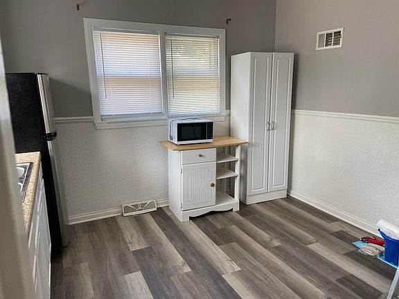 4th image of 836 Napier Ave