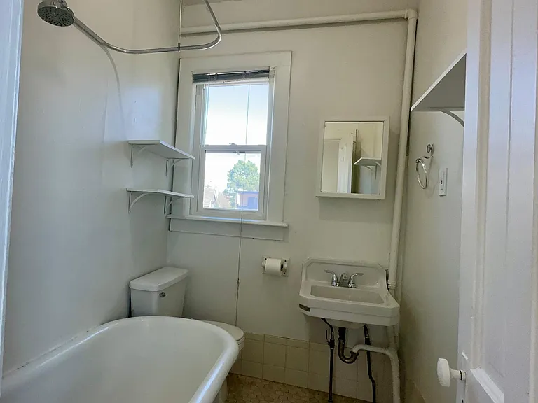 1638 N High St #3 — Photo 8