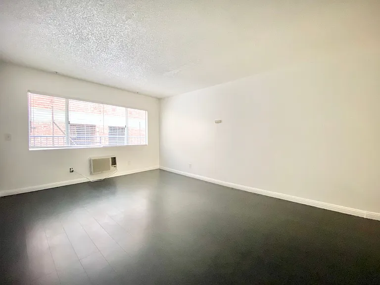 256 S Rampart Blvd — Photo 16