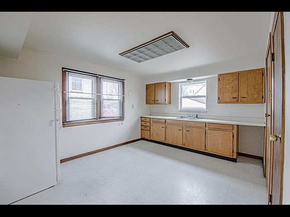 5th image of 3397 W 97th St Unit 1