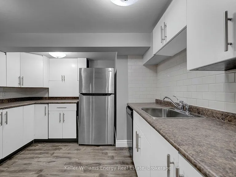 1137 Norman Cres #LOWER — Photo 32
