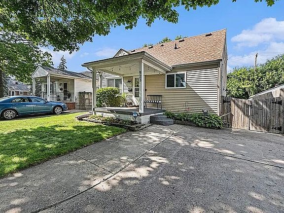 2nd image of 923 E Roberts Ave