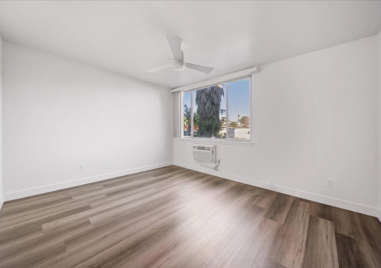 2736 Pomeroy Ave — Photo 2