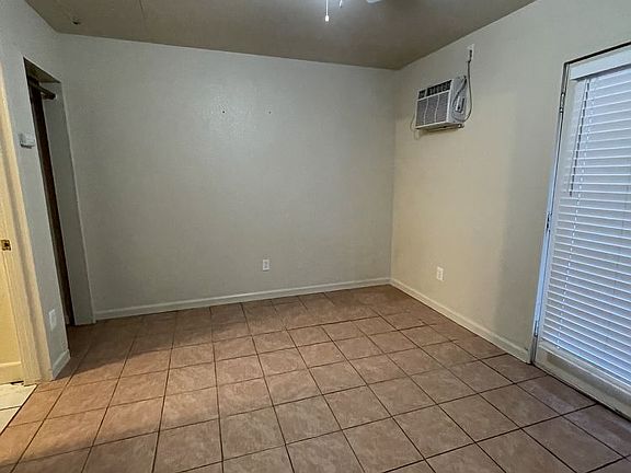 4th image of 321 4th St APT 3
