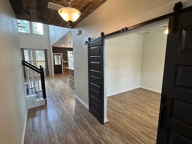4 bed, 2320 sqft, $2,475 — Photo 2